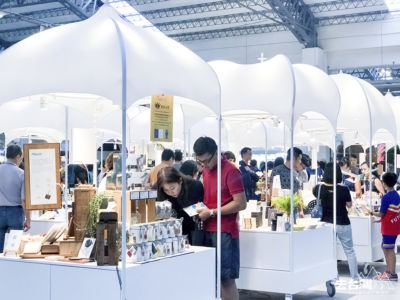 這次設計展，未來市搬到屏東，招牌的白色攤位，帶來精選60個台灣文創品牌。