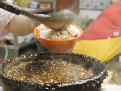 魯肉飯的滷水也是從30年前源用至今，香氣十足。